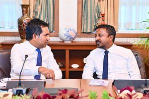 "ޑޮލަރު ލިމިޓު ކުރަން ނިންމީ ރައީސްގެ އެންގެވުމާ ހިލާފަށް"