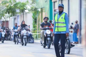 ފުލުހެއް ގައިގައި ސައިކަލަކުން ޖެއްސި ކަމަށް ބުނާ މައްސަލައެއް