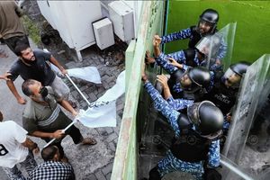 ޔޯގާ ހަމަނުޖެހުން: ފަޒްލޫނާއި ނިޝާންއަށް ބޮޑެތި ދައުވާތަކެއް