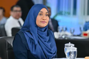 ފަސްޓް ލޭޑީގެ ނުފޫޒުން ވަކި އާއިލާއަކަށް ދަތި ކުރާކަމުގެ ތުހުމަތު