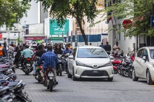 ގޯޅި ކަންމަތީގައި ރަތް ރޮނގު ދަމާ، ޕާކުކުރާ ވެހިކަލްތައް ޓޯކުރަނީ