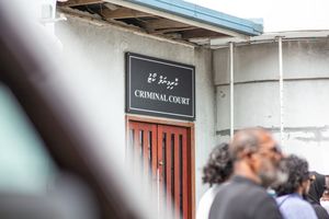 ޖަލުގައި ފުލުހެއްގެ ގައިގައި އަތްލި މީހަކު 7000ރ. އިން ޖޫރިމަނާ