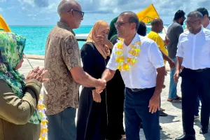 ފިޔޯރީން ނަޝީދަށް މަރުހަބާކި މުވައްޒަފުންނަށް ބިރުދައްކައިފި