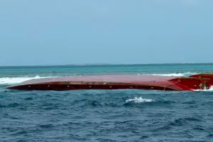  ލޭންޑިން ކްރާފްޓް ބަންޑުން ޖަހާލައި ގެއްލުނު ދެ މީހުން ނުފެނޭ