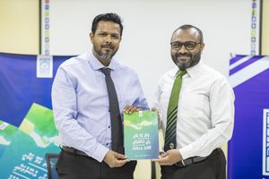 ޒަކަތާ ގުޅޭ ޒަމާނީ ފިގުހީ އުސޫލުތަކުގެ ފޮތެއް ނެރެފި