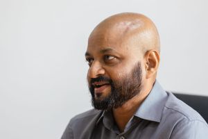 Faris gathers signatures for candidacy
