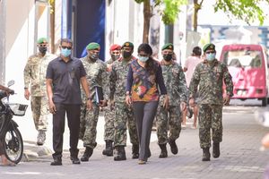 ވެހިކަލެއްގައި ބޮމެއް ގޮއްވާލަފާނެ ކަމުގެ އިންޒާރު އުނިކުރި