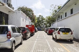 ބޮޑު ޕާކިން ބިލްޑިން އަކާއި ކާނިވާއެއް ހަދަނީ
