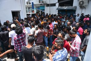 ރާއްޖެ-ލަންކާ: ޓިކެޓް ހުސްވުމުން އާއްމުން ރަތަށް