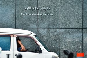 ޑޮލަރު ކަރަންސީ ސްވޮޕަށް ފައިސާ ދެއްކީ ރުޕީސް ސްވޮޕުން