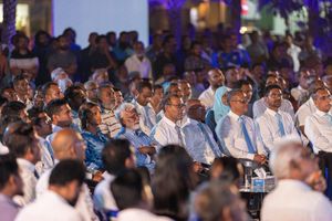 ދައްކާ ކެންޑިޑޭޓެއްގެ ފަހަތުގައި ޑިމޮކްރެޓުން ސާބިތުވެ ތިބޭނެ