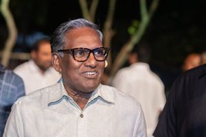 ހުލާސާކޮށް އިއްޔެ: ވަހީދު ޓިކެޓް ހޯދަން "ޖެހިގަތީ ބާޒެއް ހެން" 