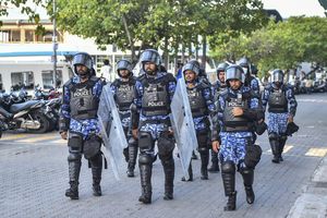 މާރާމާރީތަކާ ގުޅިގެން ގެޔެއް ބަލާފާސްކުރަނިކޮށް ފުލުހަކަށް ހަމަލާދީފި