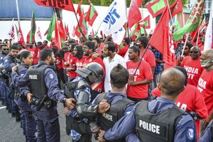 ނޫސްވެރިންނަށް ފުލުހަކު އިންޒާރުދިން މައްސަލަ ބަލަން އެދިއްޖެ