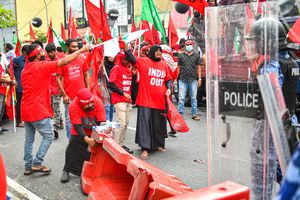 ހުލާސާކޮށް އިއްޔެ: "އިންޑިއާ އައުޓް" ހުއްޓުވާނެކަމުގެ އިންޒާރު