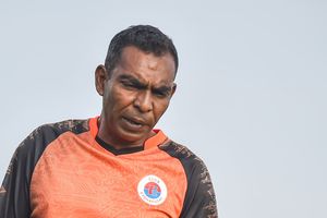 އީގަލްސްގެ އާ ކޯޗަަކީ އާތީ 