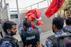 ޔާމީންގެ ގެކޮޅުގައި ދަމާފައި ހުރި "އިންޑިއާ އައުޓް" ބޮޑު ބެނާ ފުލުހުން ނަގައިފި