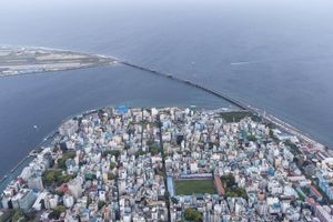 މާލޭ ގެއެއްގެ ތެރޭގައި މީހެއްގެ ގަޔަށް ވަޅި ޖަހައިފި 