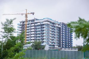 Compensation for failure to build flats on schedule