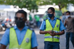 ޗެކް ޕޮއިންޓެއްގައި ހުރި ފުލުހެއްގެ ގައިގާ ސައިކަލުން ޖައްސައިފި