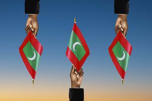 ފެއްސާއި، ރަތާއި ހުދު ދެލިން...