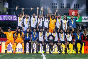 އޭދަފުށި ބަލިކޮށް ގަމުން ގޯލްޑަން ޗެރިޓީ ޝީލްޑް ދިފާއުކޮށްފި