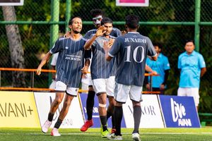 އަވަނި+ފަރެސް އާއި އަނަންތަރާ އަށް މޮޅެއް 