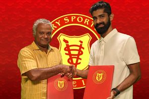ވިކްޓަރީއަށް ލިލީ ސޮއިކޮށްފި