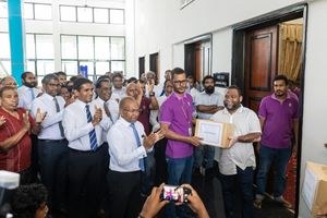 ދި ޑިމޮކްރެޓްސްގެ ފޯމްތައް ޕްރޮސެސްކުރުން އީދުގެ ކުރިން ނިންމަނީ
