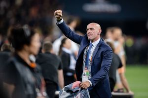 އެސްޓަން ވިލާގެ މަތީ މަގާމެއް މޮންޗީ އަށް 