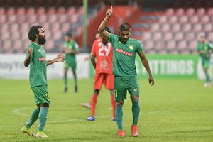 ގްރާންޑޭ ބަލިކޮށް މާޒިޔާ އެއް ވަނައިގައި ލީޑުފުޅާކޮށްފި 