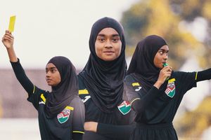 މާހިން: ގިނަ ބައެއްގެ އިހުތިރާމް ހޯދަމުން އަންނަ 13 އަހަރުގެ އަންހެން ރެފްރީ