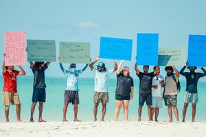 ބޮޑު ފިނޮޅު ވިއްކާލުމާ ދެކޮޅަށް މުޒާހަރާ ކުރަން ފަށައިފި