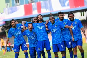 ގޯލްޑް ކަޕް: ގުރުއަތުލުން ކާމިޔާބުކޮށް ފުވައްމުލައް ކުއާޓާ ފައިނަލަށް 