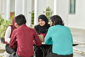 ފިރިހެނުންނަށްވުރެ މަތީ ތައުލީމު އުނގެނޭ އަންހެނުން މާ ގިނަ 