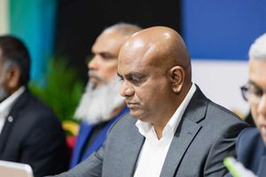 އަތްްއުރާލައިގެން ނުތިބެ މަސައްކަތްކުރަނީ 10 އަހަރުގެ ޕްލޭނަކަށް