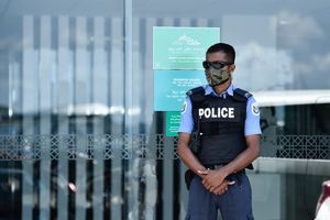 ފުލުހުން އަތުގައި ހުރި ފައިސާތަކެއް ވެރި ފަރާތަށް ދޭން އަންގައިފި