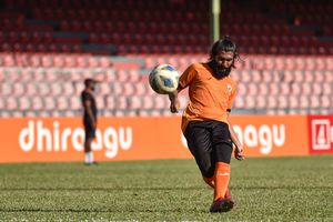 އީގަލްސް އިން ޓްރަޔަލްތަކެއް ބާއްވަނީ