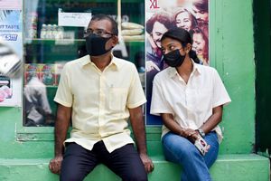 ނަޝީދާއި އީވާ ވަކިކުރަން މެންބަރުންގެ ސޮއި ހޯދަން ފަށައިފި