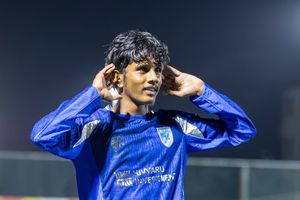 ގޯލްޑަންގައި އއ އަތޮޅުގެ ފޯރި އަންނަނީ ގަދަވަމުން 
