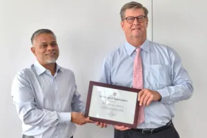 އެމެރިކާއިން ޕީޖީ އޮފީހަށް ސްމާޓް ޑިސްޕްލޭތަކެއް ހަދިޔާކޮށްފި