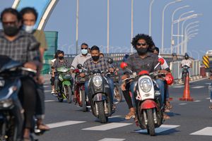 ބްރިޖު މަތީ ދެ ސައިކަލެއް ޖެހި އެކްސިޑެންޓުވެއްޖެ