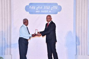 ދިގު މުއްދަތަކަށް ހިދުމަތް ކުރުމުގެ އިނާމު 117 މުވައްޒަފަކަށް