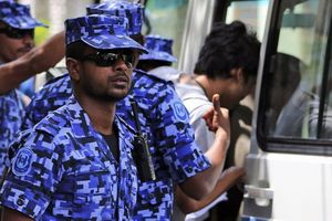 ބިރުދައްކައިގެން 9 ލައްކައަަށް ވުރެ ގިނަ ރުފިޔާ ފޭރުނުކަމަށް ތުހުމަތުކުރާ މީހާގެ ބަންދަށް 10 ދުވަސް