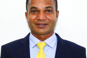 ރޭގެ މުޒާހަރާއިން ހައްޔަރުކުރި އައްޑޫ ކައުންސިލަރު ދޫކޮށްލައިފި