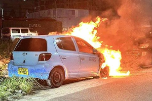 ހުޅުމާލޭގައި ޕާކް ކޮށްފައި އޮތް ޓެކްސީއެއްގައި ރޯވެއްޖެ