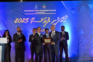 ހޯރަފުށިން ރައީސް ސޯލިހުއަށް ހާއްސަ އެވޯޑެއް އަރުވައިފި