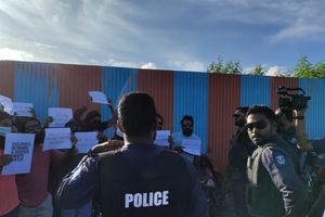 ހައްޔަރުކުރި މީހުން ދޫކޮށްލުމަށް ގޮވާލާ ކުރި މުޒާހަރާ ފުލުހުން ރޫޅާލައިފި