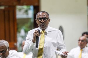 ރައީސްގެ އިތުބާރު ނެތްކަމަށް ވޯޓު ނަގާނެކަމުގެ އިންޒާރު ދީފި