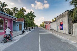 އައްޑޫގައި މާރާމާރީއެއް، 18 އަހަރުގެ ފިރިހެނަކު ހައްޔަރުކޮށްފި